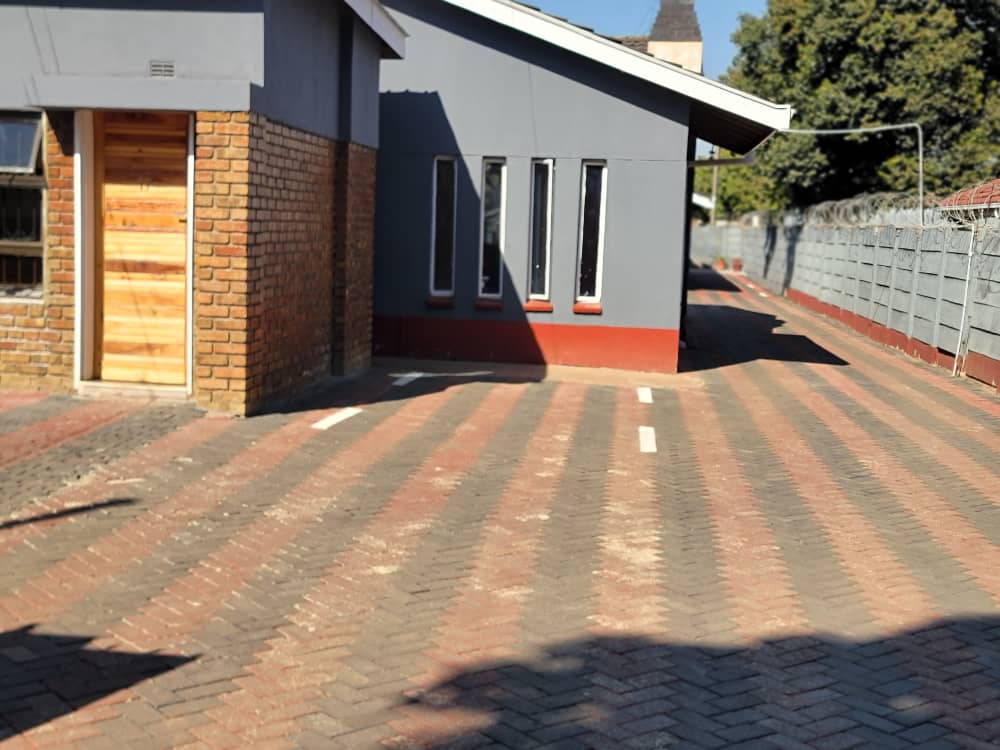 Driveway alongside the rooms